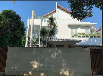 Rumah Bergaya Modern di Area Elite Kebayoran Baru