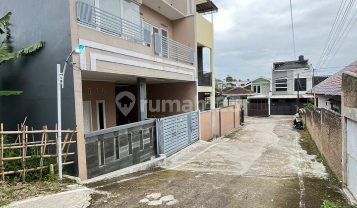 Rumah Cantik Komplek Cihanjuang Cibabat 3 Lantai Semi Furnished 2