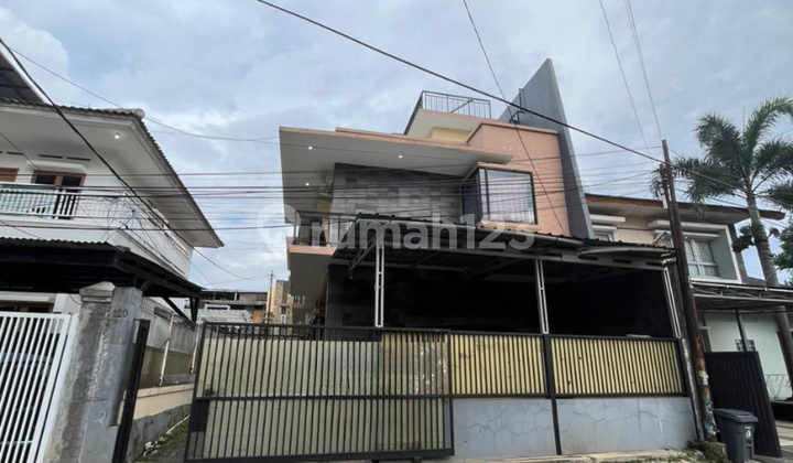 Rumah Gegerkalong Hilir Pusat Kota Bandung 3 Lantai