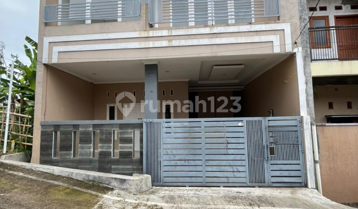 Rumah Cantik Komplek Cihanjuang Cibabat 3 Lantai Semi Furnished 1