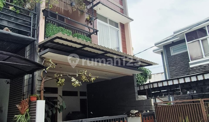 Rumah Modern Minimalis 3 Lantai Komplek Sariwangi Regency Rumah Modern Minimalis 3 Lantai Komplek Sariwangi Regency