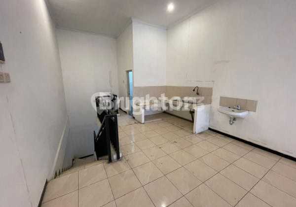 Ready-to-Occupy Shophouse Suitable for Business in Sulfat 2