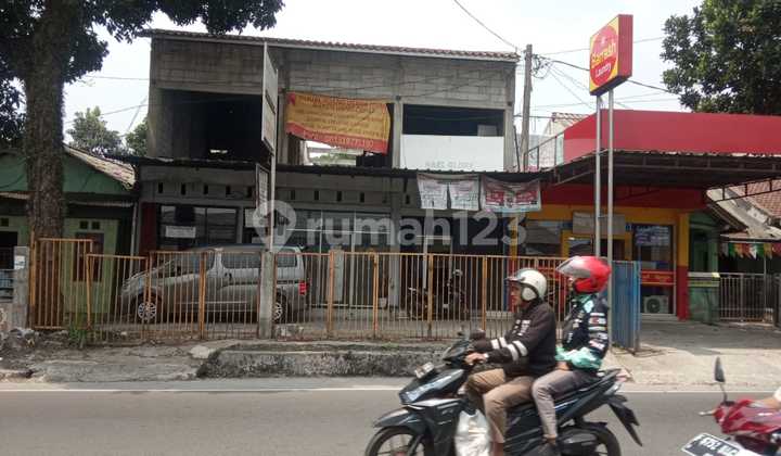 For Sale: Multipurpose Building for Business on Jl. Raya Lido, Opposite the New Cicurug Angkot Terminal and SPBU. Land Area 200m², Building Area 400m² with SHM Certificate. Strategic Location, Suitable for Business. Below: 3 Kiosks. Behind: 4 Rental Units and 2 Boarding Rooms. Yellow Fence That Can Be Folded.
