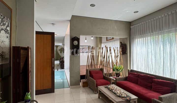 Rumah Eksklusif dengan View Danau di Kota Baru Parahyangan 2