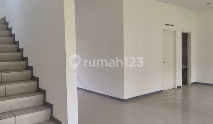 Rumah Besar Siap Huni di Kota Baru Parahyangan, Bandung