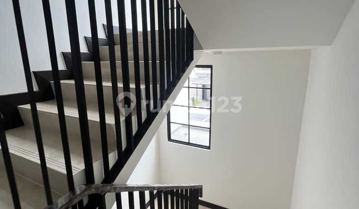 Brand New 3 Floors Welton Hiera BSD, 5 Bedrooms Facing North 2