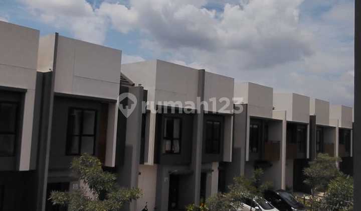 Rumah di Sumarecon Crown Gading