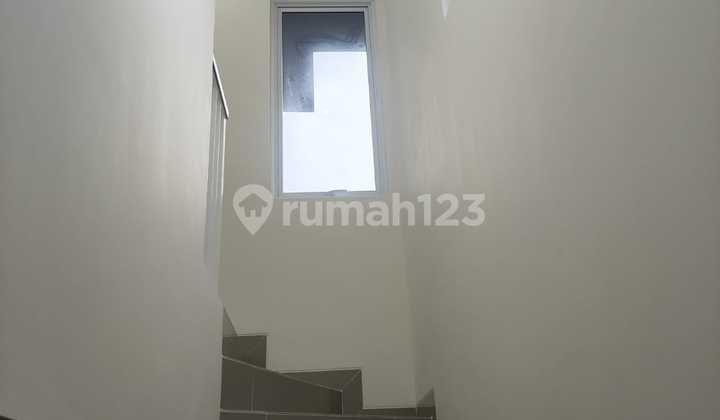 Rumah 2 Lantai Free AC dan Water Heater Gading Serpong, Tangerang 2