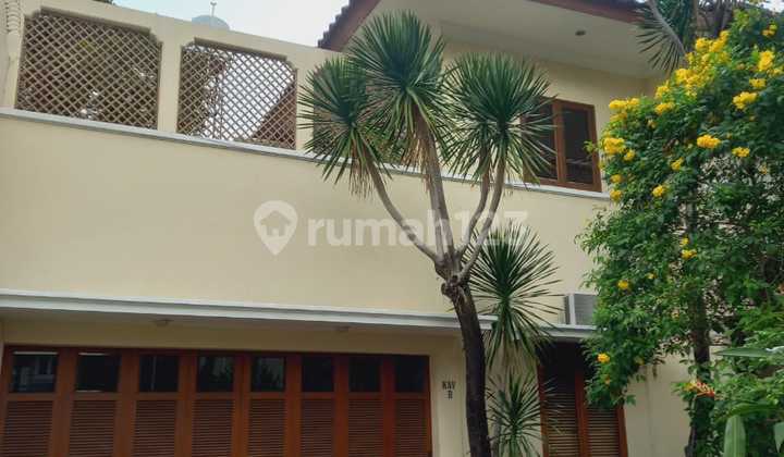 Rumah dengan Private Pool Sudah Semi Furnished di Kemang Selatan