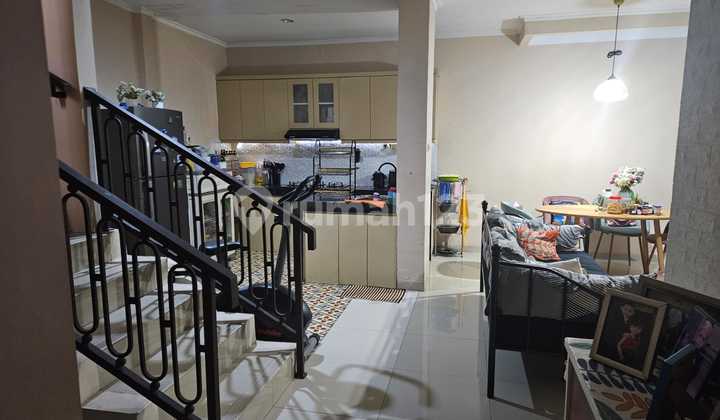 Rumah Sudah Dipasang Kanopi di Depan Semi Furnished di Bintaro 2