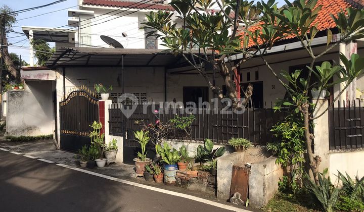 Rumah Bangunan Hadap Selatan Non Furnished di Pasar Minggu