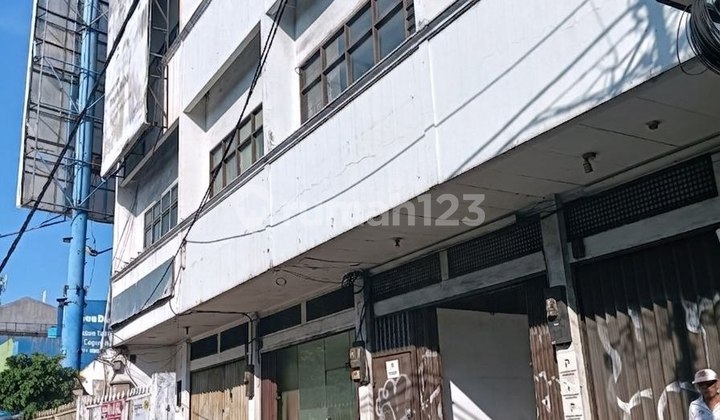 Retail space for rent on Margonda Raya Street, Depok.