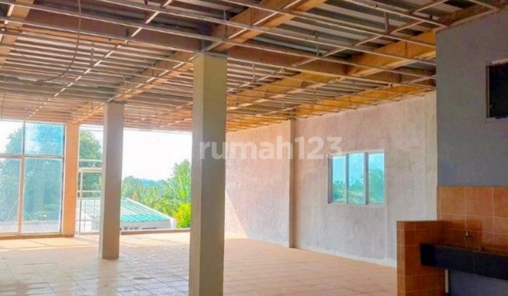 Bangunan 3 Lantai Pinggir Jalan Raya Dekat Bandara Halim