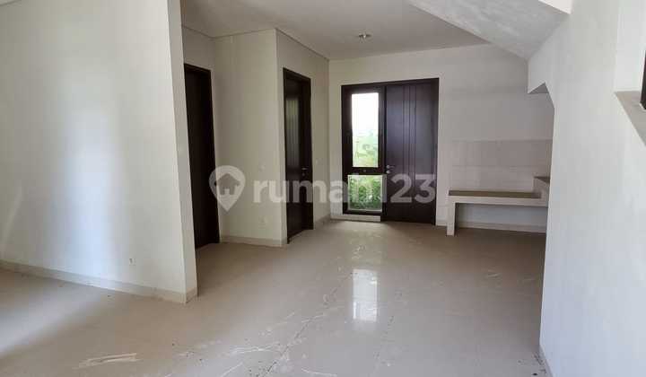 Rumah, 3 Lantai, Siap Huni, di Regentown 2