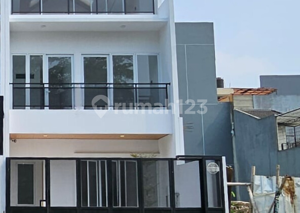 Exclusive 3-Story Modern Design Residence Facing Lake at Metland Puri Cipondoh Exclusive 3-Story Modern Design Residence Facing Lake at Metland Puri Cipondoh