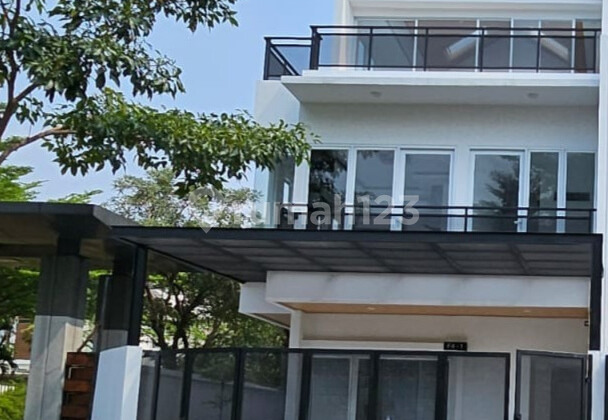 New 3-Story House Facing the Lake in Metland Puri Cipondoh New 3-Story House Facing the Lake in Metland Puri Cipondoh