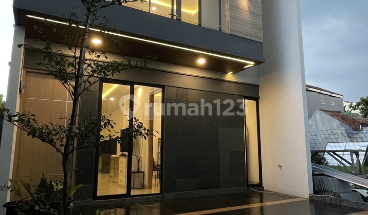Tinggal Pindah, Hunian 2 Lantai Dekat ke Jakarta Selatan Tinggal Pindah, Hunian 2 Lantai Dekat ke Jakarta Selatan