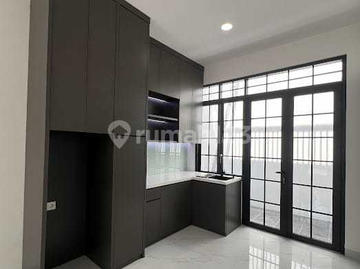 Dijual Cepat Rumah Brand New Mewah Modern Klasik 2 Lantai di Kencana Loka - BSD 2