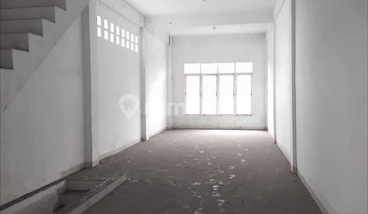 Rented Row Shops by the Roadside near Brastagi, Cemara. 2