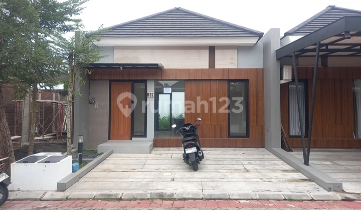 New House in the Housing Complex New House in the Housing Complex