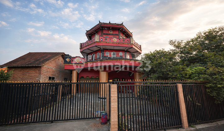 Rumah Mewah Bangunan Unik 3 Lantai Hunian Nyaman dengan Halaman Luas Kateguhan, Boyolali, Jawa Tengah