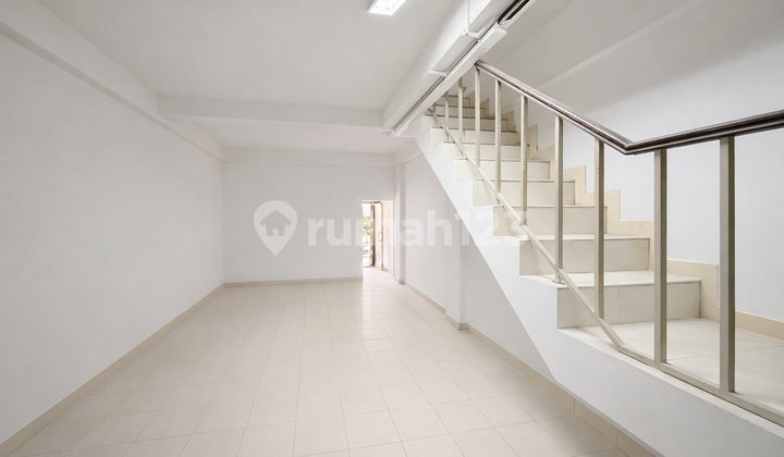 Near Toll Access, Shophouse, 3 Floors, Flood-Free 2