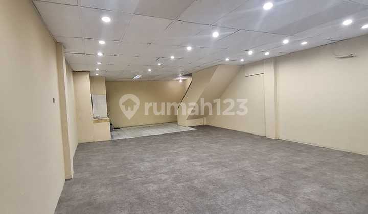 Frans Cen-Shophouse for Sale in Kedoya Baru, near Aw Kedoya. Excellent, rarely available. Main road, wide 155M2 (6X25) /3.5 floors. 1