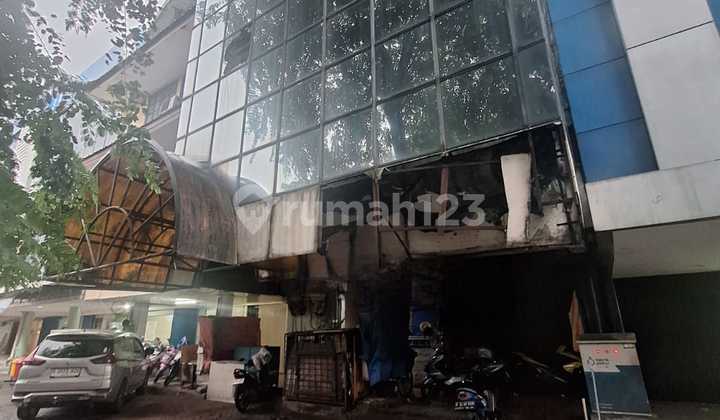 Shop House for Sale in Kedoya Baru. Row of Aw Kedoya. Good. Rarely Available. Wide Main Road 198M2 (7.7X25) /4.5 Floors