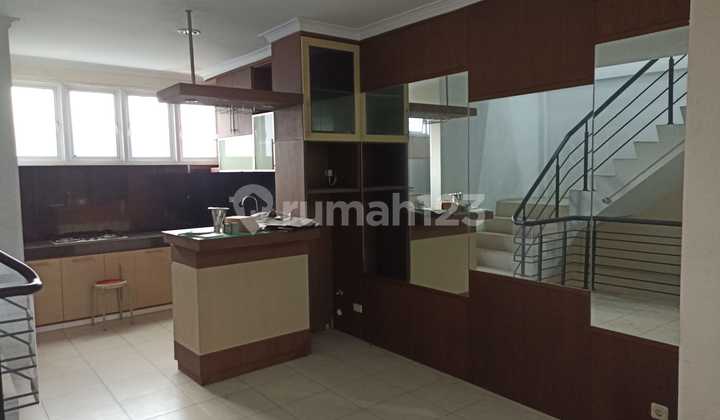 Shop House for Rent in Mutiara Kedoya, Next to Puri Indah Suitable for Office, Warehouse, and Living Area. Land Size 5x20 M / 3 Floors. 2