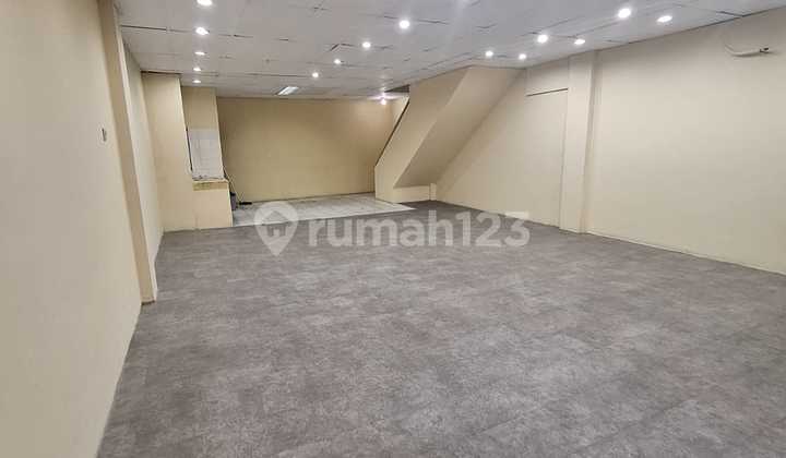 Frans Cen-Shophouse for Sale in Kedoya Baru. Near Aw Kedoya. Excellent. Rarely Available. Wide Main Road, 155M2 (6X25) /3.5 Floors