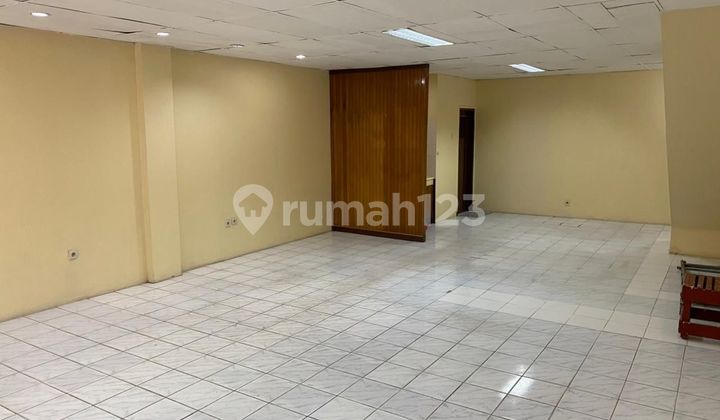 Frans Cen-Shophouse for Sale in Kedoya Baru. Close to Aw Kedoya. Nice. Rarely Available. Wide Main Road 155M2 (6X25) /3.5 Floors. 2