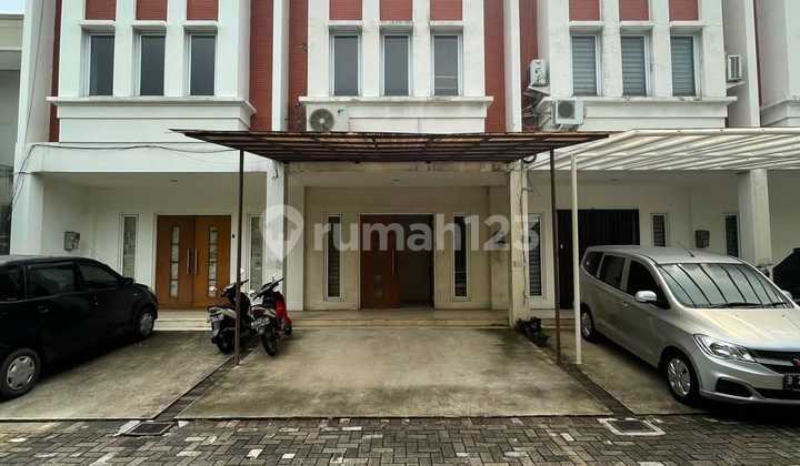 Shop House for Rent in Mutiara Kedoya, Next to Puri Indah Suitable for Office, Warehouse, and Living Area. Land Size 5x20 M / 3 Floors.