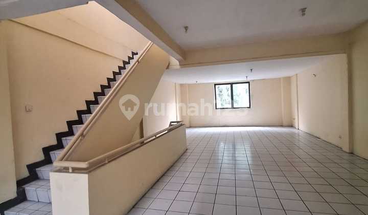 Frans Cen-Shophouse for Sale in Kedoya Baru. Near Aw Kedoya. Excellent. Rarely Available. Wide Main Road 155M2 (6X25) /3.5 Floors