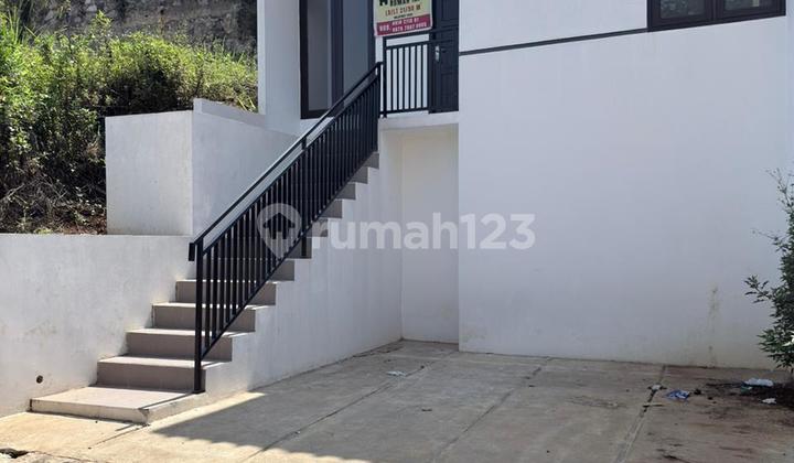 Ready-to-Occupy House Near Cileunyi Toll Road, Schools, and Campuses in Cileunyi