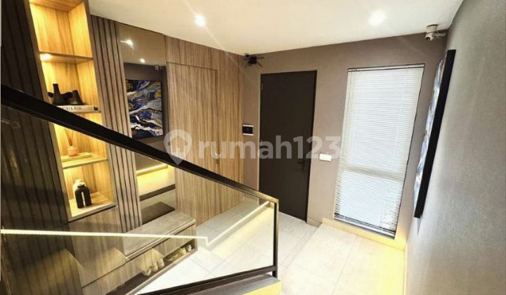 Townhouse with Full Building Upgrade, Complete with Contents. Features a Rooftop with the Best View in the Jagakarsa Area!! 2