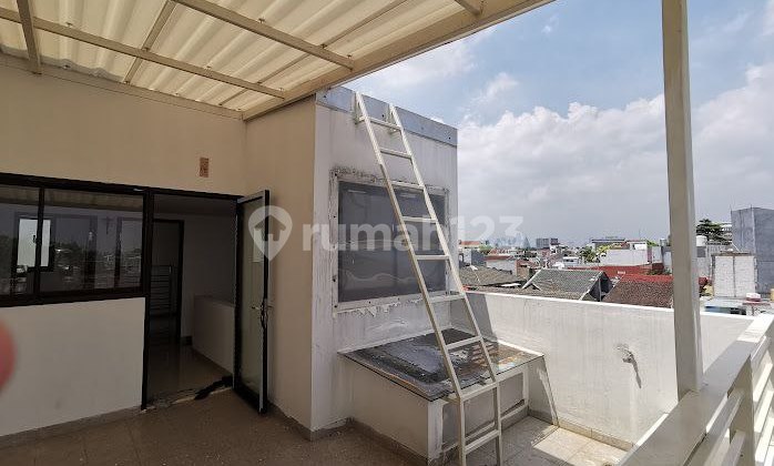 Rumah 4 Lantai Tanjung Duren - Full Furnished & Sertifikat SHM! 2