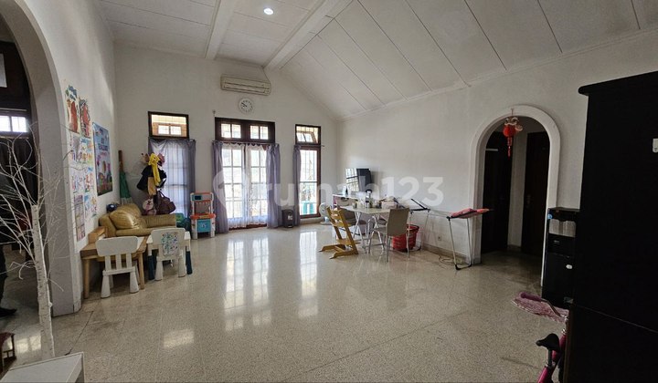 Dijual: Rumah Mewah 2 Lantai di Komplek Karmel, Kebon Jeruk - Tanah Luas & Lokasi Strategis! 2