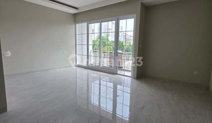 Jual > Rumah 2 Lantai Sunrise Garden - Bangunan Luas di Kawasan Prestigius!