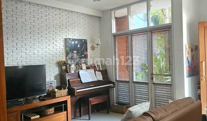 Rumah Cantik Siap Huni Hadap Selatan Legalitas SHM di Bintaro