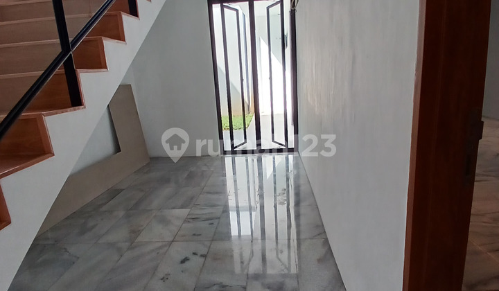 Rumah Semi Furnished 2 Lantai dengan 6 Unit AC di Joglo, Jakbar 2