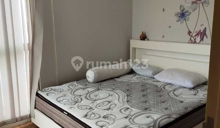 Apartemen Full Furnished dengan 3 Kamar Hadap Selatan di Jakbar