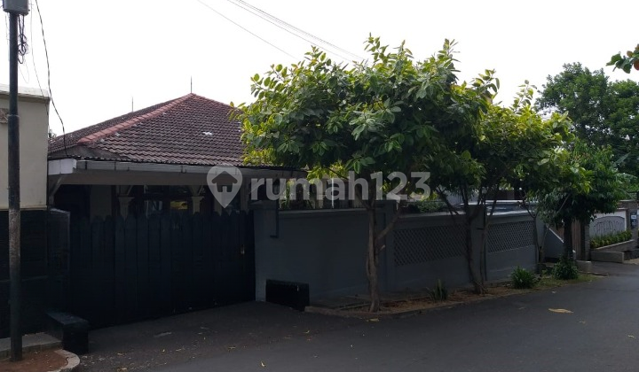 Rumah Luas dan Strategis Dekat Stasiun KRL di Pasar Minggu