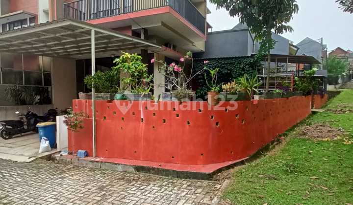 Rumah Cantik 2Lt, Semi Furnish, di Cibinong 2