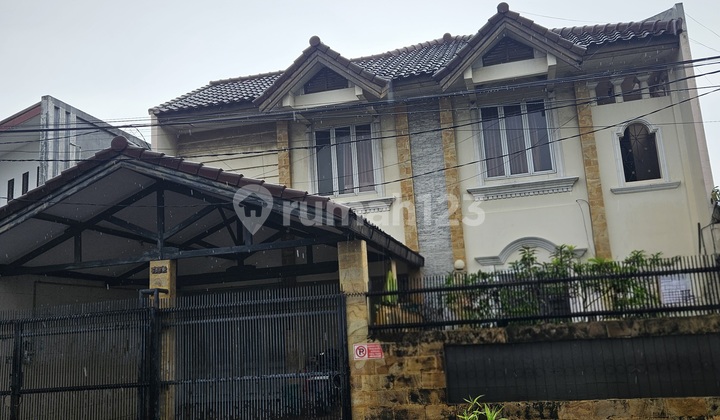 Rumah Besar 2 Lantai LT 300M² di Taman Meruya Ilir, Jakarta Barat - 6Kt, SHM, Lokasi Strategis Dekat Tol