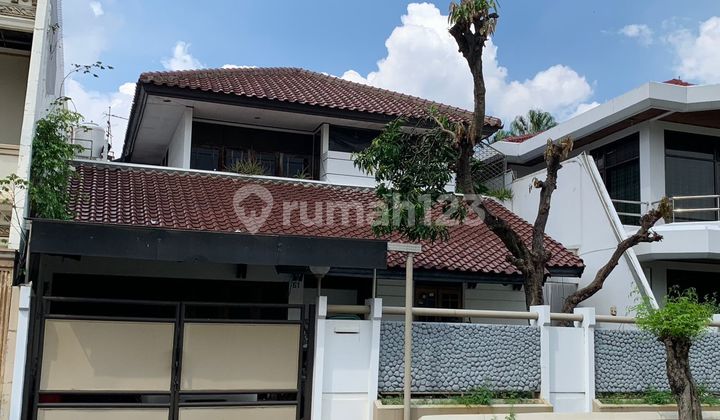 For Quick Sale, 2-Story Intercon House in Kebon Jeruk, Land Area 324, Building Area 243, 4+1 Bedrooms, SHM Certificate.