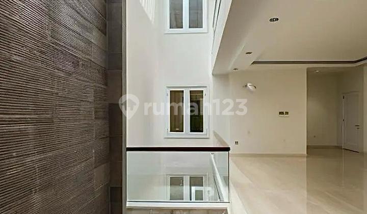 Rumah Modern 3 Lantai SHM Puri Indah - LT 200 LB 450, 4+1 KT, Garasi 3 Mobil, 11 M 2