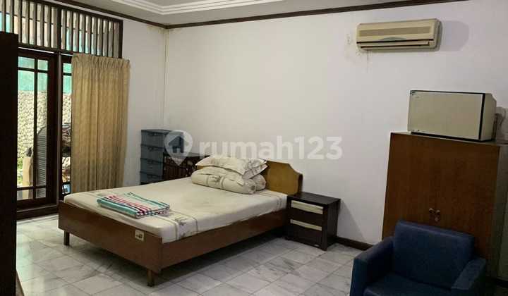 For Quick Sale, 2-Story Intercon House in Kebon Jeruk, Land Area 324, Building Area 243, 4+1 Bedrooms, SHM Certificate. 2