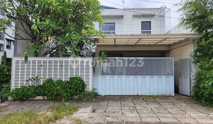 Rumah Modern Minimalis Jakarta Barat dengan Halaman Luas Rumah Modern Minimalis Jakarta Barat dengan Halaman Luas