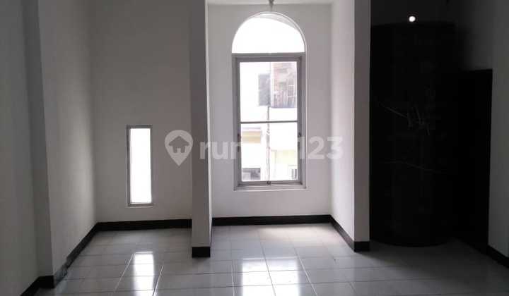 For Sale 3-Story Shop House in Lendmarc, Surabaya For Sale 3-Story Shop House in Lendmarc, Surabaya