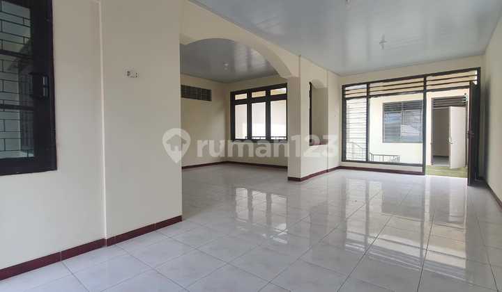 Disewakan Rumah 2 Lantai di Pecindilan Dekat Pasar Atom 2